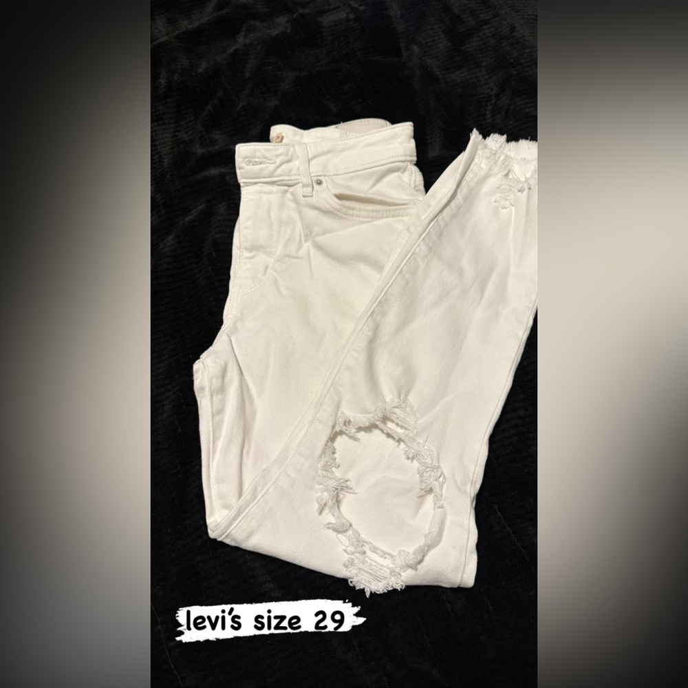 Levi white skinny’s with rips